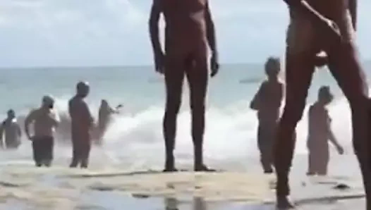 Mega Dotado na Praia de Nudismo