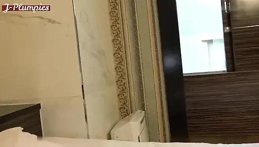 Güzel tenli, tombul et. Yumuşak memeler ve büyük bir göt arasında ham itiş, kalın bir döllemeyle bitiyor