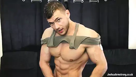 Dev yağlı yukarı vücut geliştirmeci yiyor boşalmak