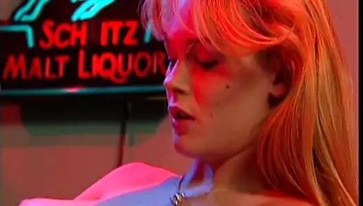 Şanslı adam barda seksi bir kucak dansçısını sikiyor