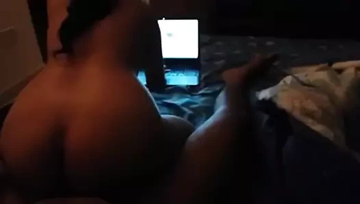 Desi eş becerdin zaman çalışma üzerinde laptop ...