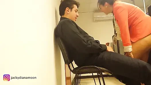 Sekreterim geri duramıyor ve benden ofiste seks istiyor.