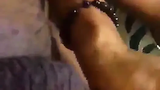 Chidinma mastürbasyon yapıyor ve ağzına boşalana kadar beni emiyor