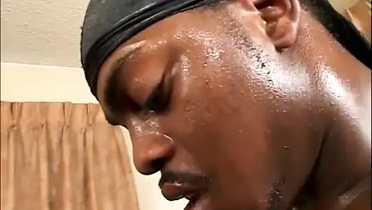 Büyük götlü zenci kız ağzında amında büyük siyah yarağı seviyor