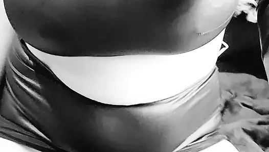 Bakış açısı amatör Munichgold senin için mastürbasyon yapıyor ve uzun dudaklı büyük amcığını gösteriyor