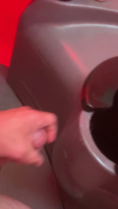 Kirli portatif tuvalete boşalıyorum! Çok eğlenceli! Mmmmm!