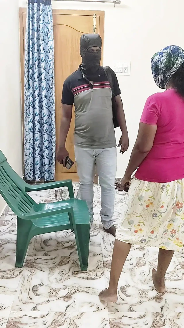 Kredi toplama görevlisi masum ev karısını sikiyor