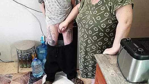 Mastürbasyon yaptıktan ve derin sakso çektikten sonra üvey annenin ağzına boşalma