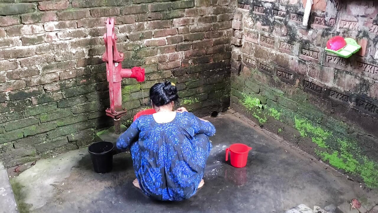 Banyo yaparken teyzemi tuttum ve onu sikmeye başladım