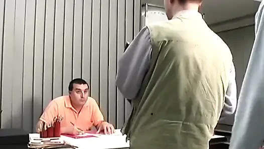 Azgın orta yaşlı seksi kadının kıllı amcığı esnetiliyor ve zonklayan yarakla dolu