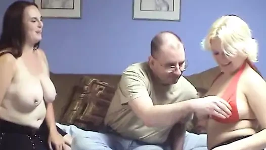 Sevimli esmer ve sarışın ikili yarağı paylaşıyor ve amcıklarını sikiyorlar