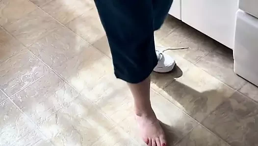 Kayınvalide bana ayağını göstermek için ayakkabı ve çorap çıkarıyor