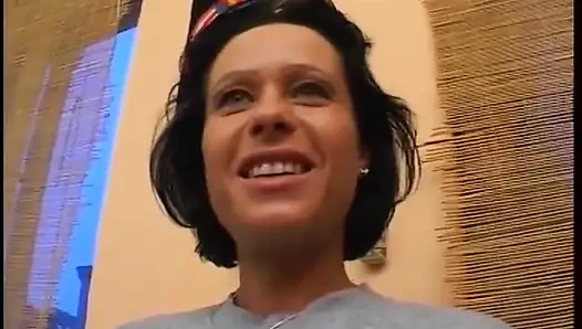 Esmer kız oyuncu seçmelerinde adamın büyük penisinin üzerinde zıplıyor