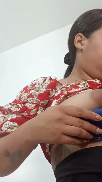 Erkek arkadaş iyi sikişemedi, bu yüzden komşunun büyük oğlanını aradı - Hint pornosu | Klip 1