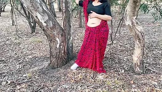 Horny Indian Housewife Cheating with Friend - Giving Deep Throat in Outdoor - Saree Sex