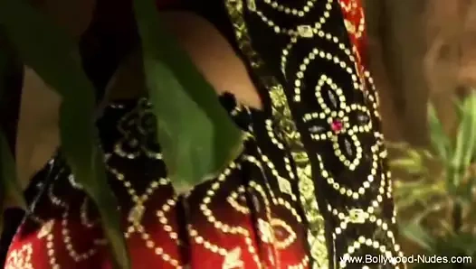 Sevgilisini seksi bir dansla baştan çıkarıyor