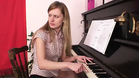 Tut orta yaşlı seksi kadın gırtlağına kadar emdikten sonra canavar bir yarağa biniyor