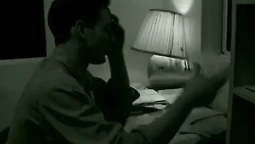 Azgın adam orta yaşlı seksi kadının amını sikmeden önce yiyor