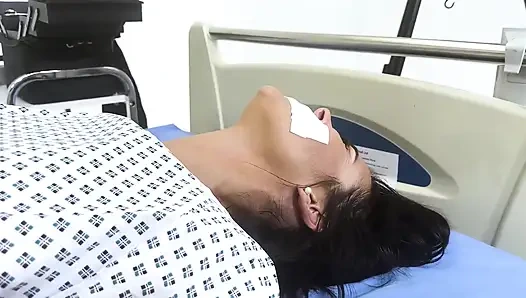 Juego médico de látex: latina en restricciones, amordazada y hecha hasta el orgasmo (hd + bts)
