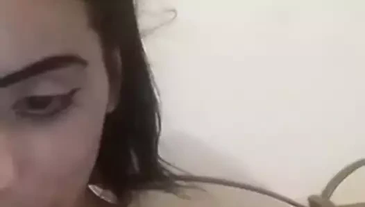 Sıska gypsie alexya ihtiyaçlar bir horoz için sikme ve emmek