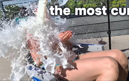 Üvey erkek kardeşim yan odadayken süt sıçratıyor üvey erkek kardeşim deliğimi kullandı ve üstüme boşaldım