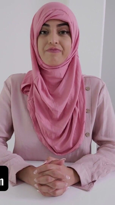 Kötü Üniversite Profesörü Şüphelenmeyen Genç Öğrenciden Faydalanıyor - Hijab Hookup | Bölüm 1