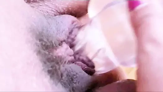 Haarige Muschi mit Dildo