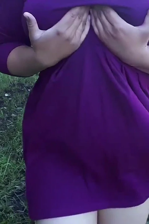 Külotsuz ormanda yürüyor
