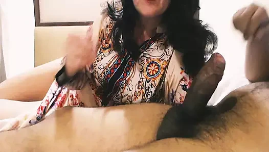 Şehvetli orta yaşlı seksi kadın çılgın ırklararası film eğlencesi alıyor