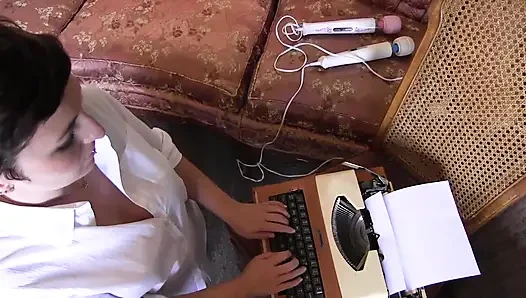 2 orta yaşlı seksi kadın özel bir evde gerçek bir seks sahnesi yapıyor