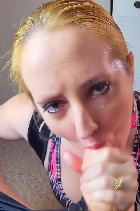 Orta yaşlı seksi kadın oral seks meme sikişi büyük boşalma