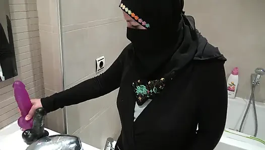Marsilya'daki Cezayirli hizmetçi onu amının derinliklerinde sikmeme izin veriyor