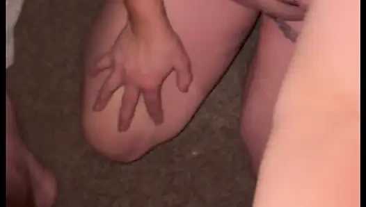 Evli kadın ve kocası edepsiz seks yapıyor. Siyah dildo, yumruk sokma, dölleme, boşalma