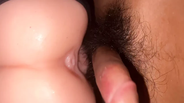 Sulu oyuncak sekerek üzerinde genç horoz