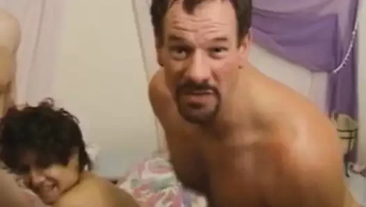 Kıllı kısa saçlı evli kadın sallanıyor