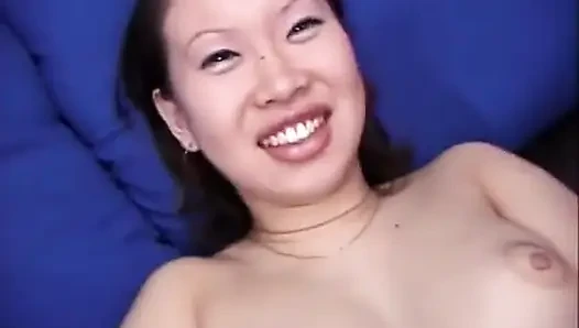 Asyalı genç kız dildoyla sikişiyor büyük yarak emiyor