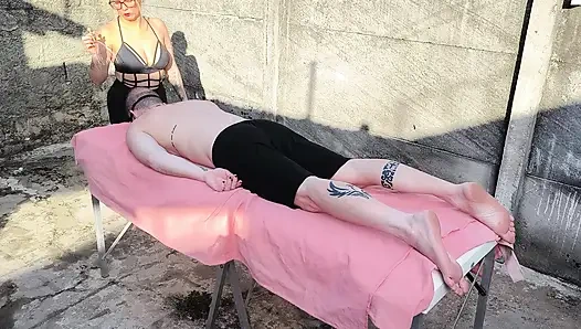 Ateşli sarışınla açık havada çıplak masaj