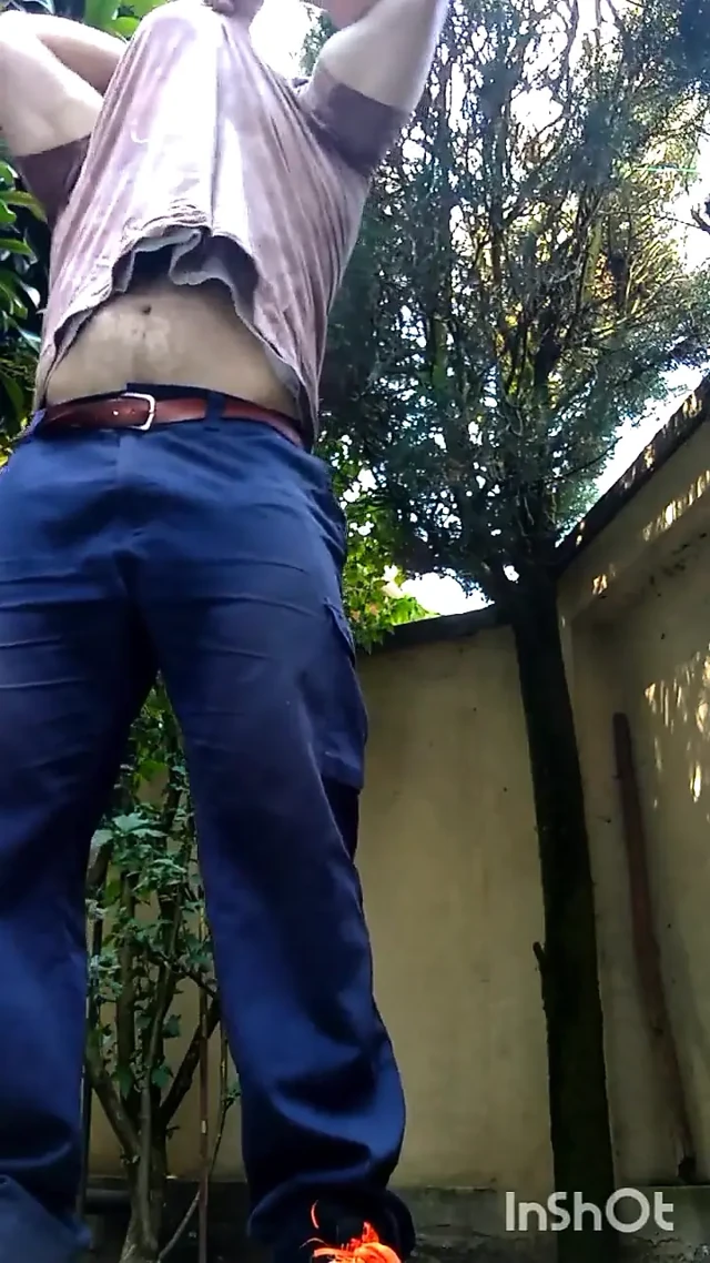 İşeyebilirim diye açık havada bir yer buldum.