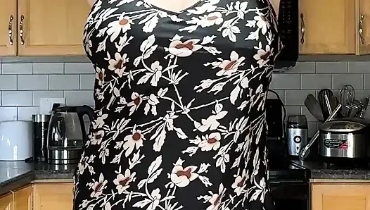 Fırıncı ev hanımı mutfakta yarağa biniyor, ofis sandalyesinde dölleniyor