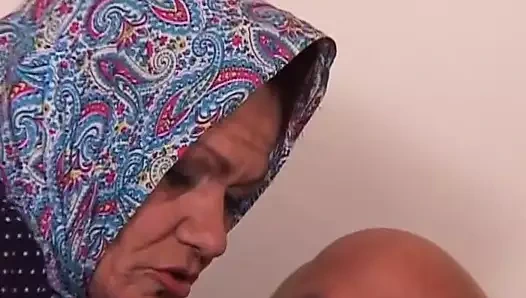 Sürtük Alman nine ateşli sikişten sonra döl yiyor