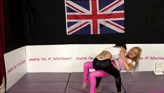 sutyen ve külot maç (şerit güreş) ​​- kaybeden bebek bezi alır