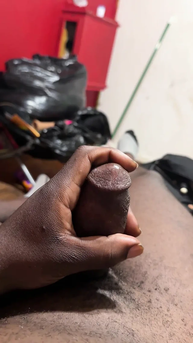 Odamı temizlerken süper azgın oldum ve bir sürü kremsi döl yutmak için durmak zorunda kaldım