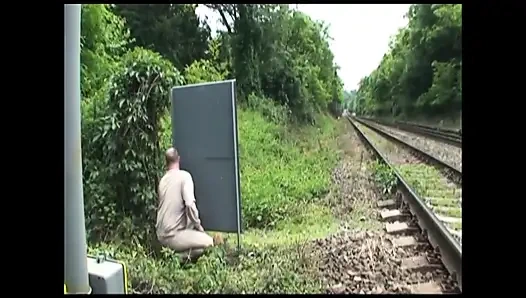 Seksi genç büyük memeli kız açık havada bir grup güzel yarak alıyor