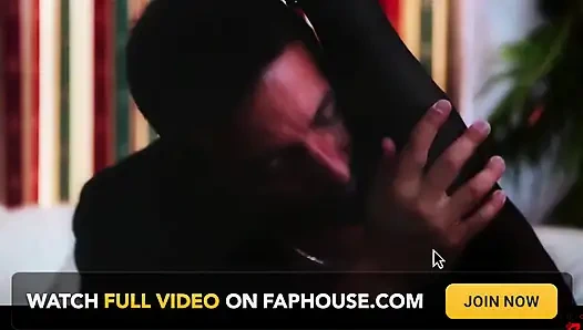 Koyu saçlı tanrıça büyük bir yarak emiyor ve derin bir uzun sikişiyor