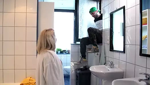 Felicitas yarağı alıyor