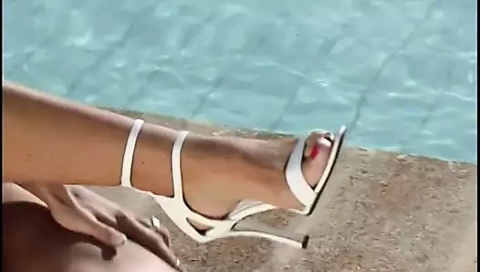 Azgın sarışın genç berbat ve havuzda bir damızlık sürmek