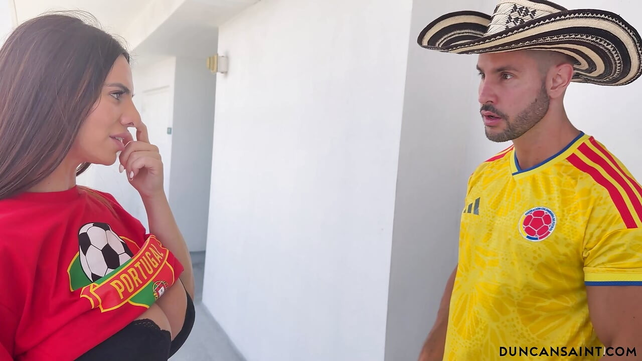 Büyük memeli orta yaşlı seksi kadın beni futbol maçına davet etti