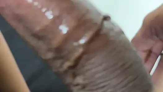 Hintli kız ağzıyla penisi emdi ve suyu çıkardı.