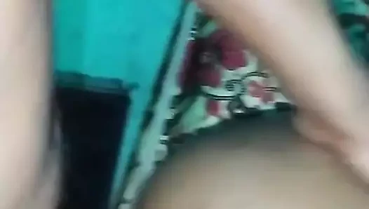 Üvey babam her fırsatta deliklerimi sikiyor