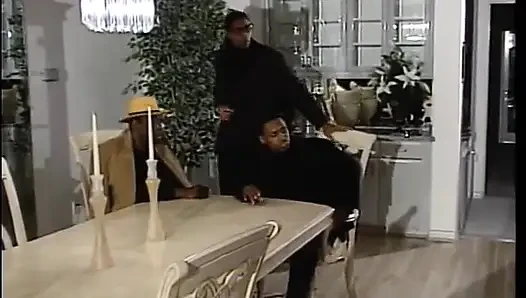 Üç sürtük kanepede iki delikanlıyı emiyor ve sikiyor ve üzerine boşalıyor